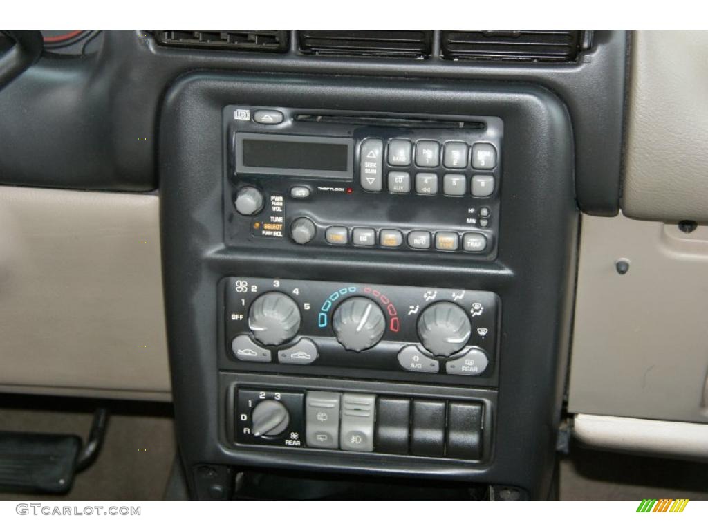 2003 Pontiac Montana Standard Montana Model Controls Photo #38618965