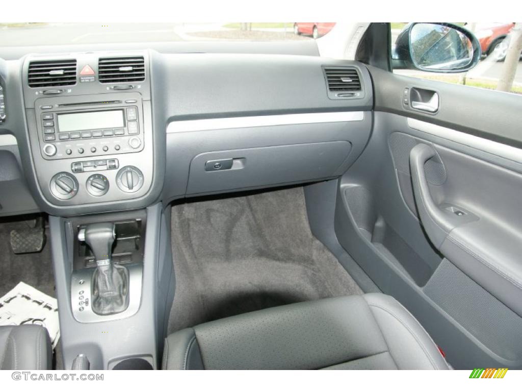 Grey Interior 2006 Volkswagen Jetta 2.0T Sedan Photo #38619734
