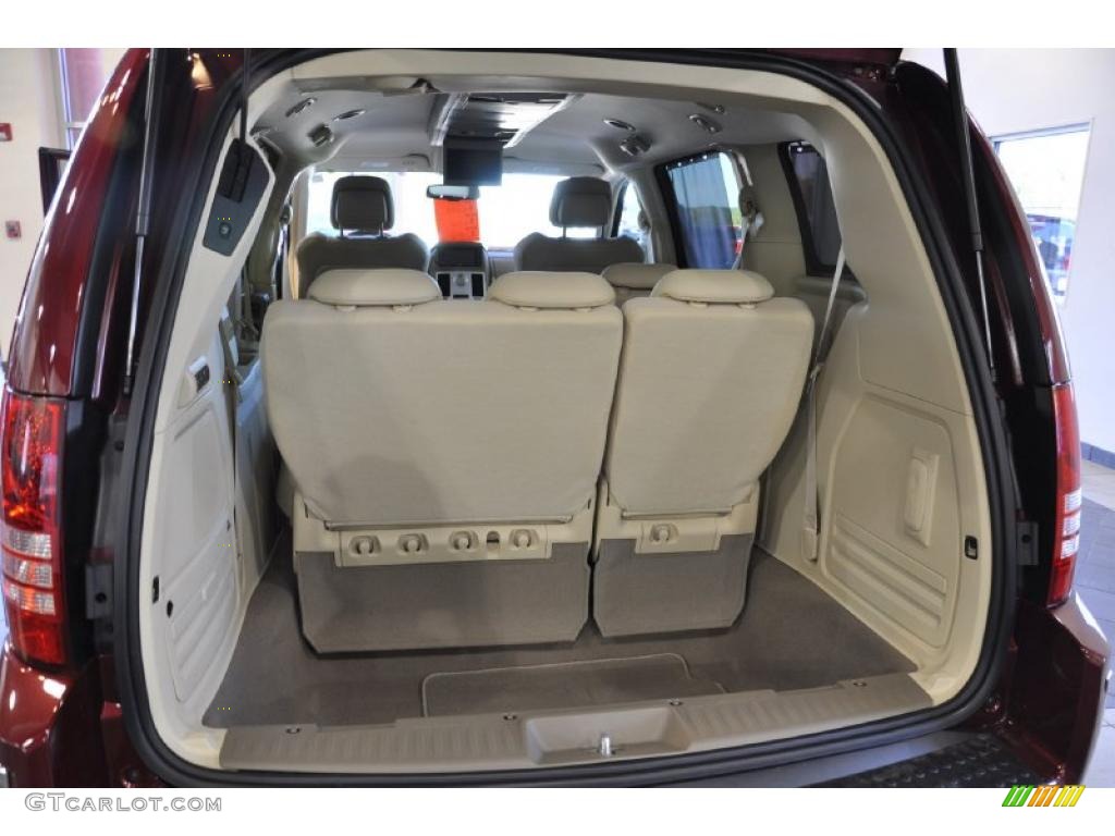 2010 Chrysler Town & Country Limited Trunk Photo #38631274