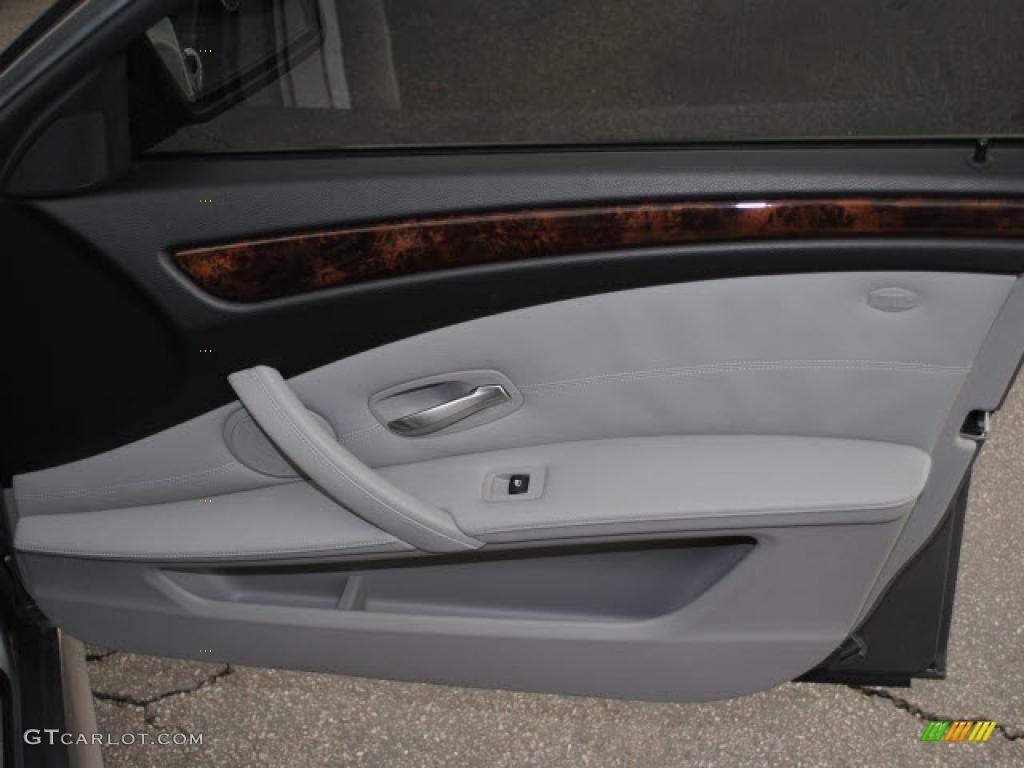 2008 BMW 5 Series 550i Sedan Grey Door Panel Photo #38633714
