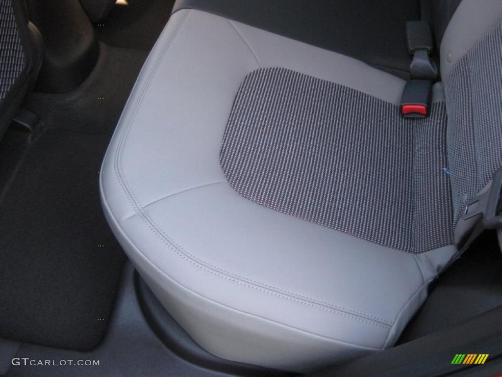 2011 Tucson GLS - Garnet Red / Taupe photo #17