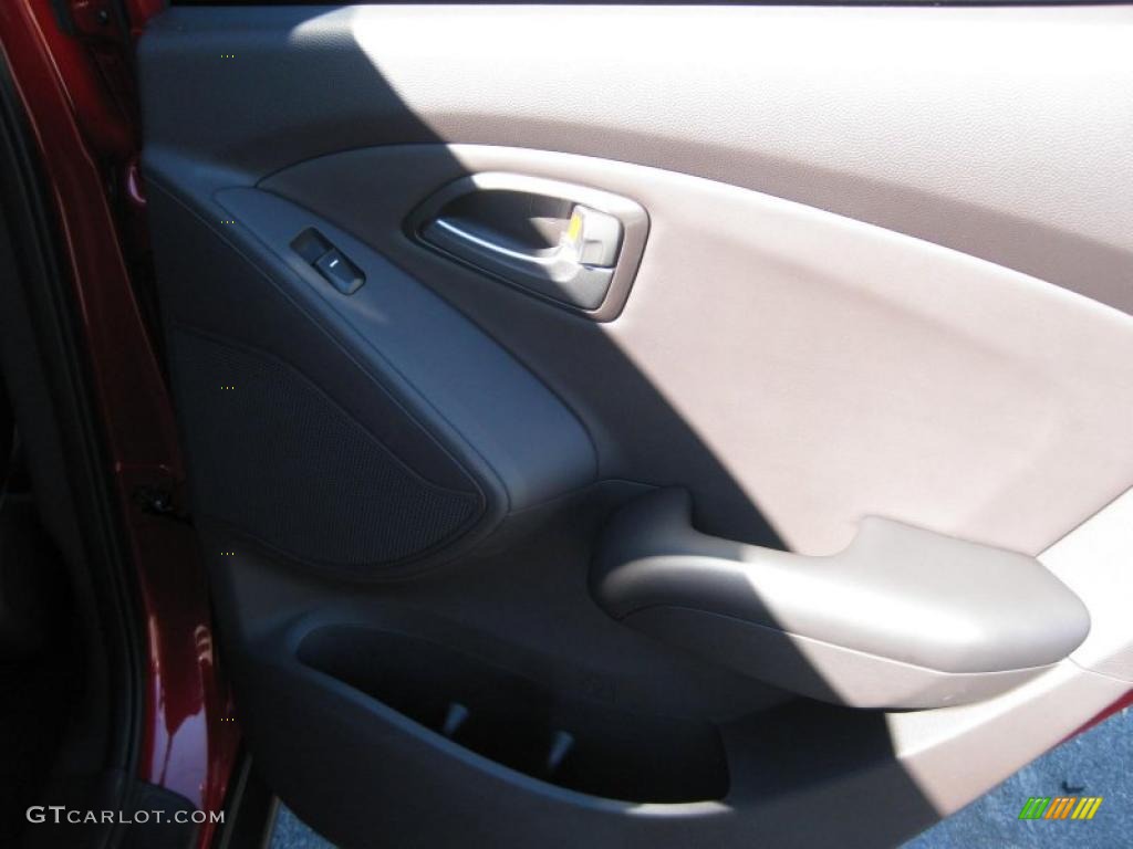 2011 Tucson GLS - Garnet Red / Taupe photo #24
