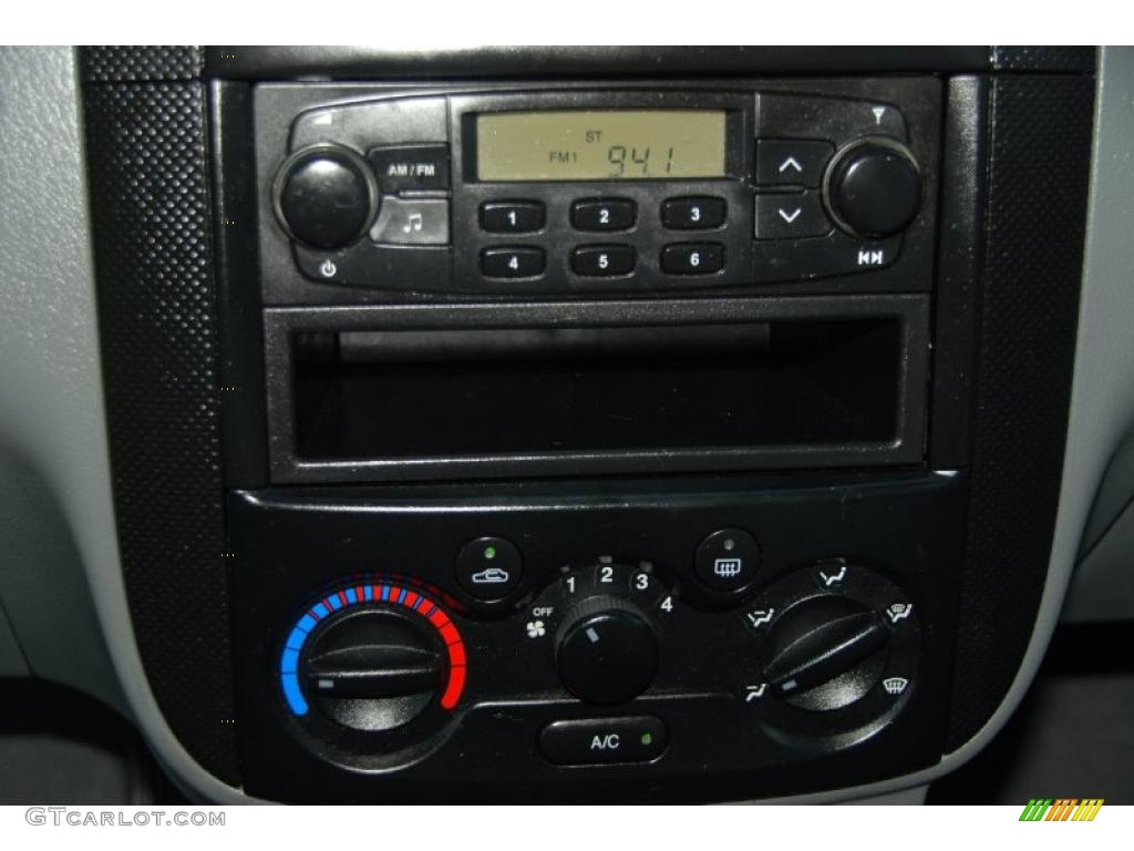 2005 Chevrolet Aveo LS Sedan Controls Photo #38641582