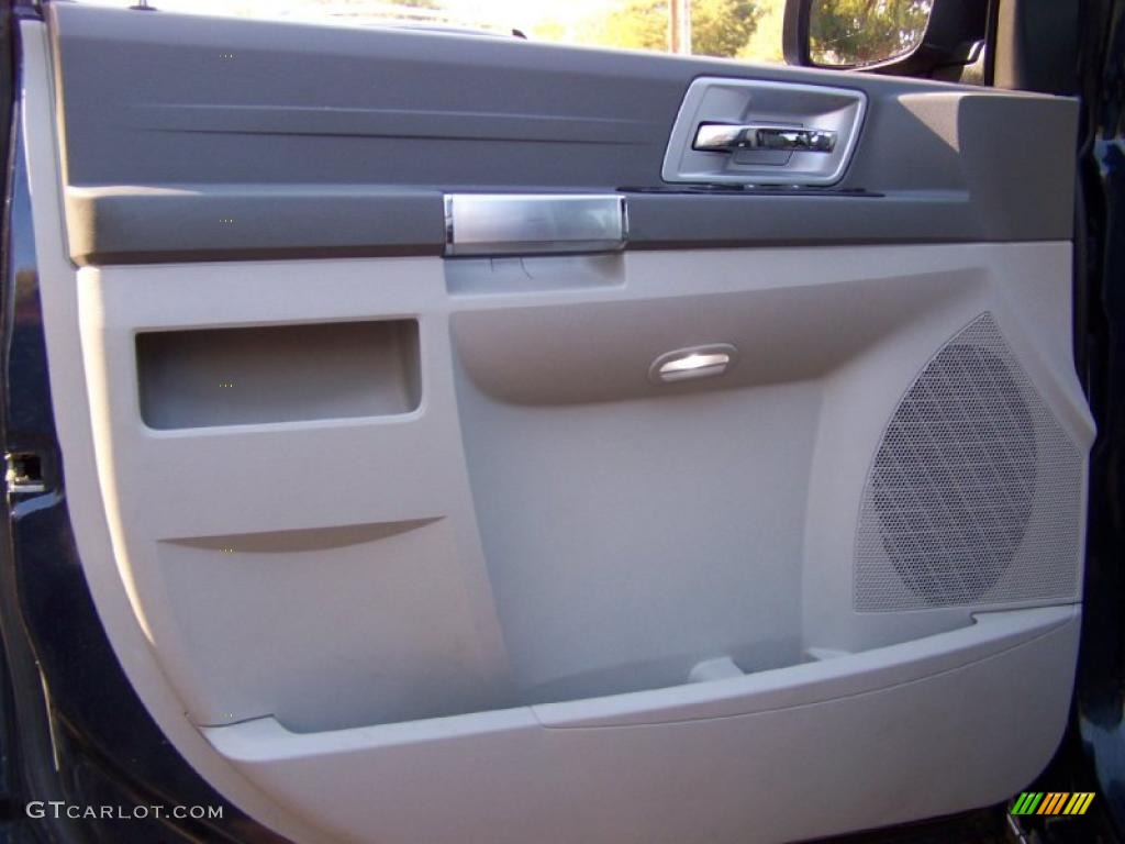 2008 Chrysler Town & Country Touring Signature Series Medium Slate Gray/Light Shale Door Panel Photo #38644862