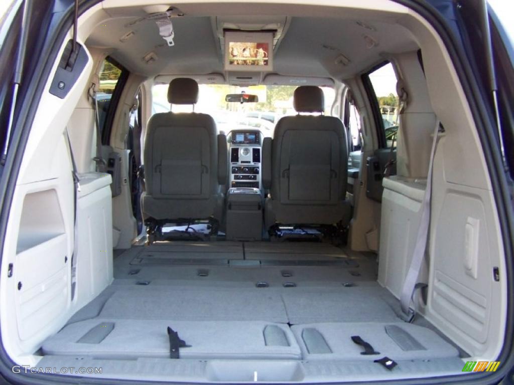 2008 Chrysler Town & Country Touring Signature Series Trunk Photo #38644894
