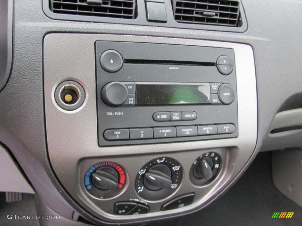 2007 Ford Focus ZX4 SES Sedan Controls Photo #38649058