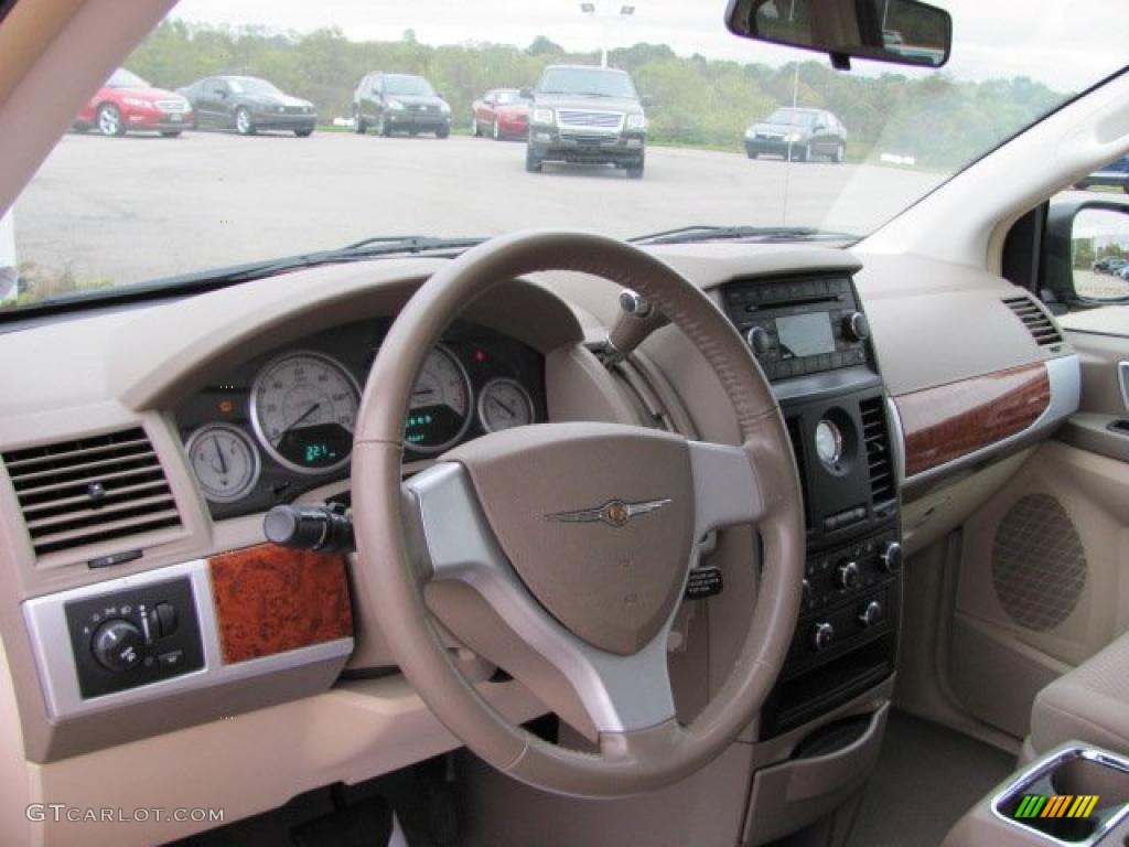 2008 Chrysler Town & Country Touring Medium Pebble Beige/Cream Dashboard Photo #38651742
