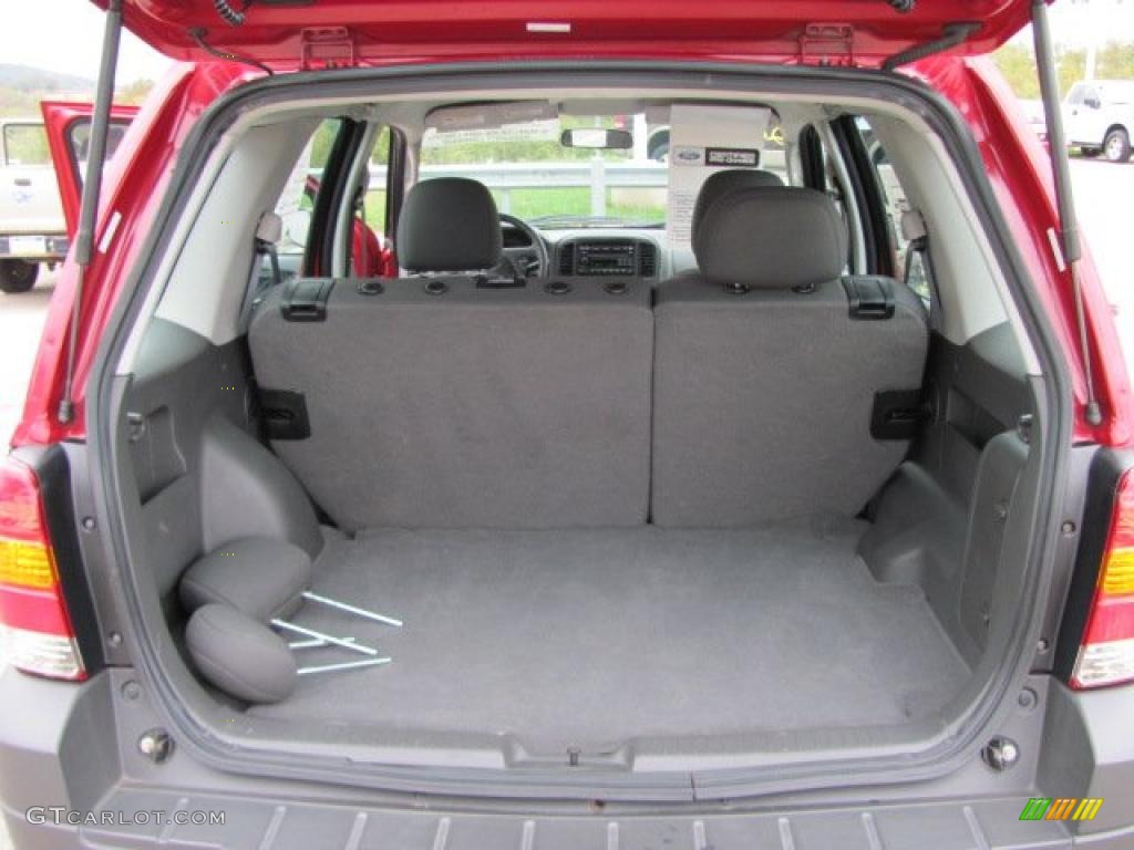 2007 Ford Escape XLS 4WD Trunk Photo #38660762