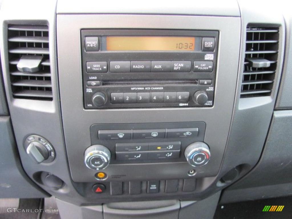 2009 Nissan Titan SE Crew Cab 4x4 Controls Photo #38669882