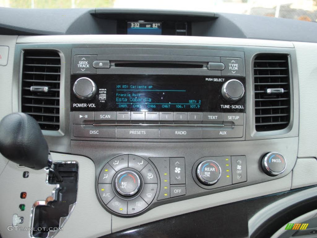 2011 Toyota Sienna LE Controls Photo #38679614