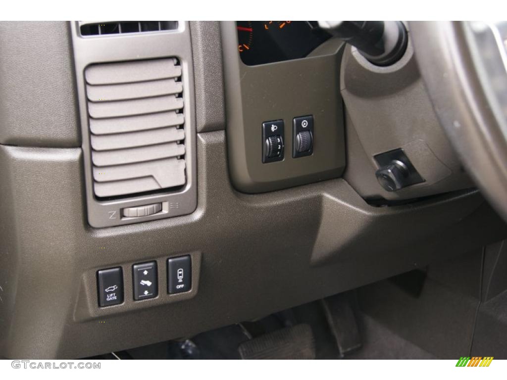 2007 Infiniti QX 56 4WD Controls Photo #38680950