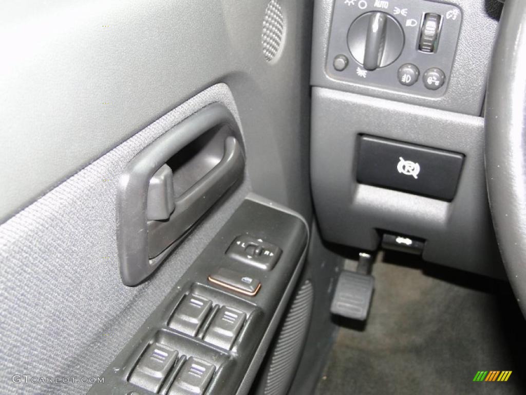 2005 Chevrolet Colorado LS Crew Cab Controls Photo #38685574