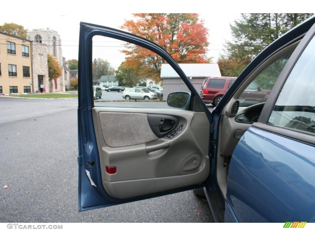 1998 Chevrolet Malibu Sedan Light Gray Door Panel Photo #38698511