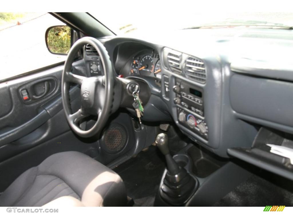 2003 Chevrolet S10 LS Regular Cab Graphite Dashboard Photo #38698531