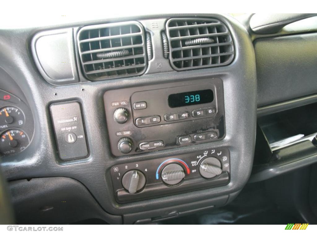 2003 Chevrolet S10 LS Regular Cab Controls Photo #38698631