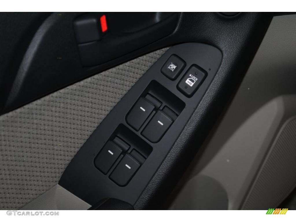 2011 Kia Forte EX 5 Door Controls Photo #38702551