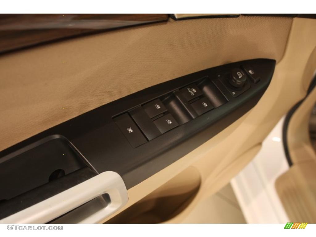2010 Saturn VUE XR Tan Door Panel Photo #38702807