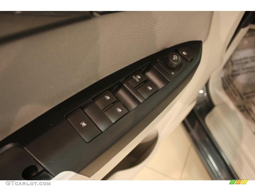 2010 Saturn VUE XR Gray Door Panel Photo #38704067