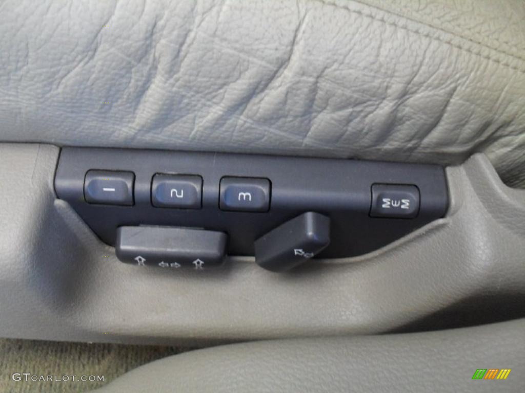 2002 Volvo S60 2.4 Controls Photo #38706235