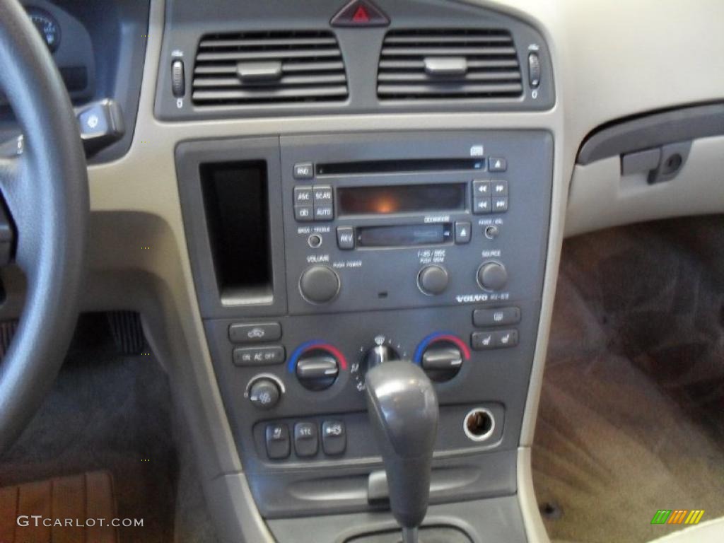 2002 Volvo S60 2.4 Controls Photo #38706451