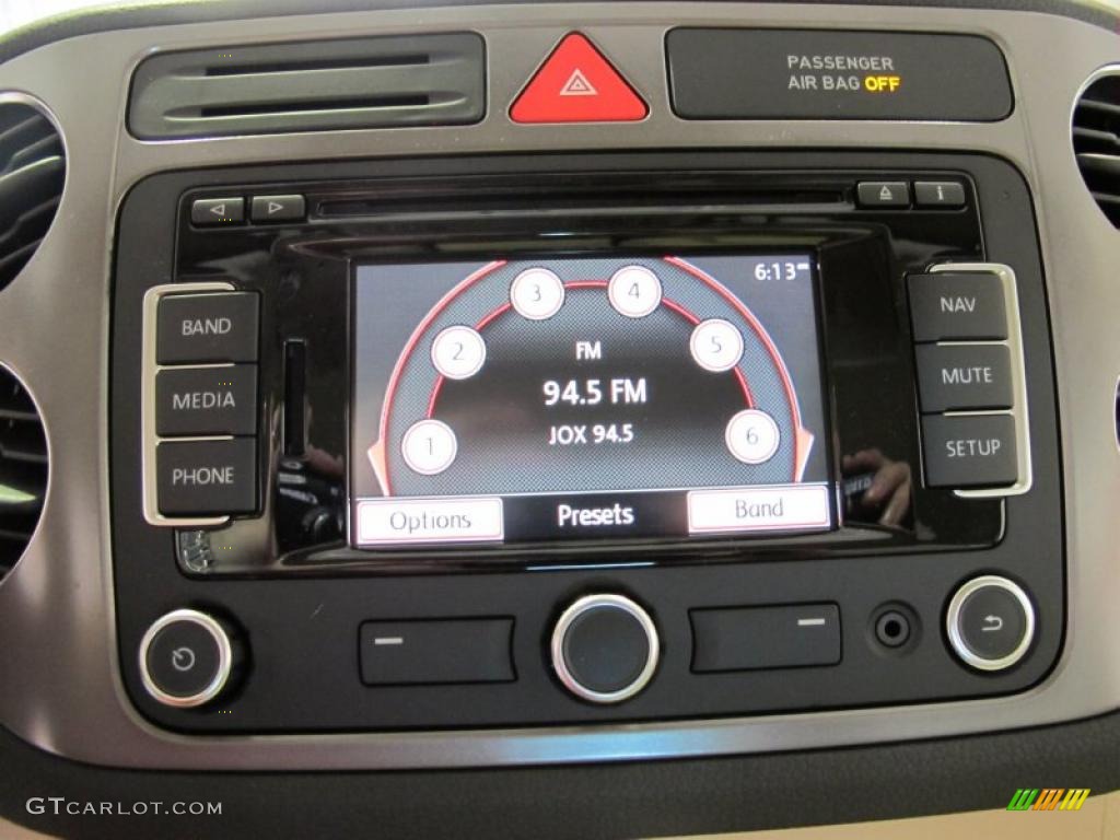 2011 Volkswagen Tiguan SE Navigation Photos