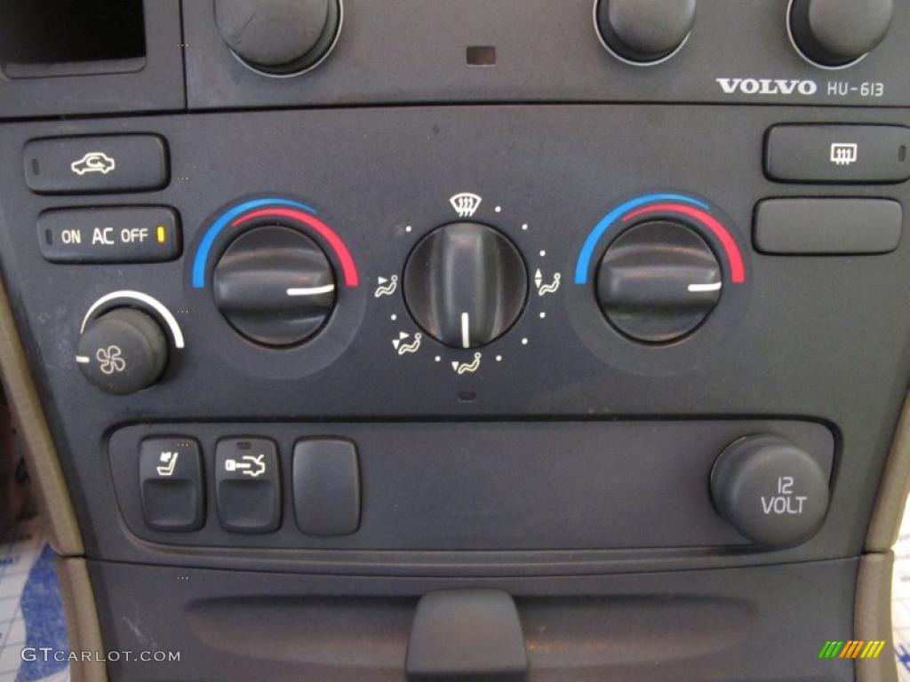 2001 Volvo S60 2.4 Controls Photo #38709175