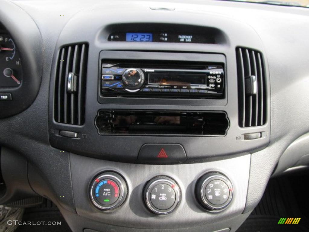 2007 Hyundai Elantra SE Sedan Controls Photo #38715055
