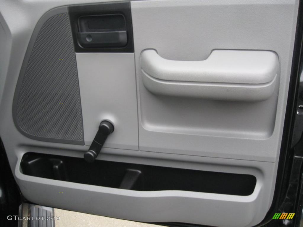 2004 F150 XL Regular Cab - Black / Dark Flint photo #10