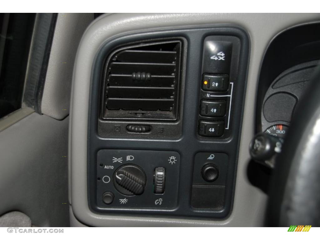 2003 Chevrolet Silverado 2500HD LS Extended Cab 4x4 Controls Photo #38722371