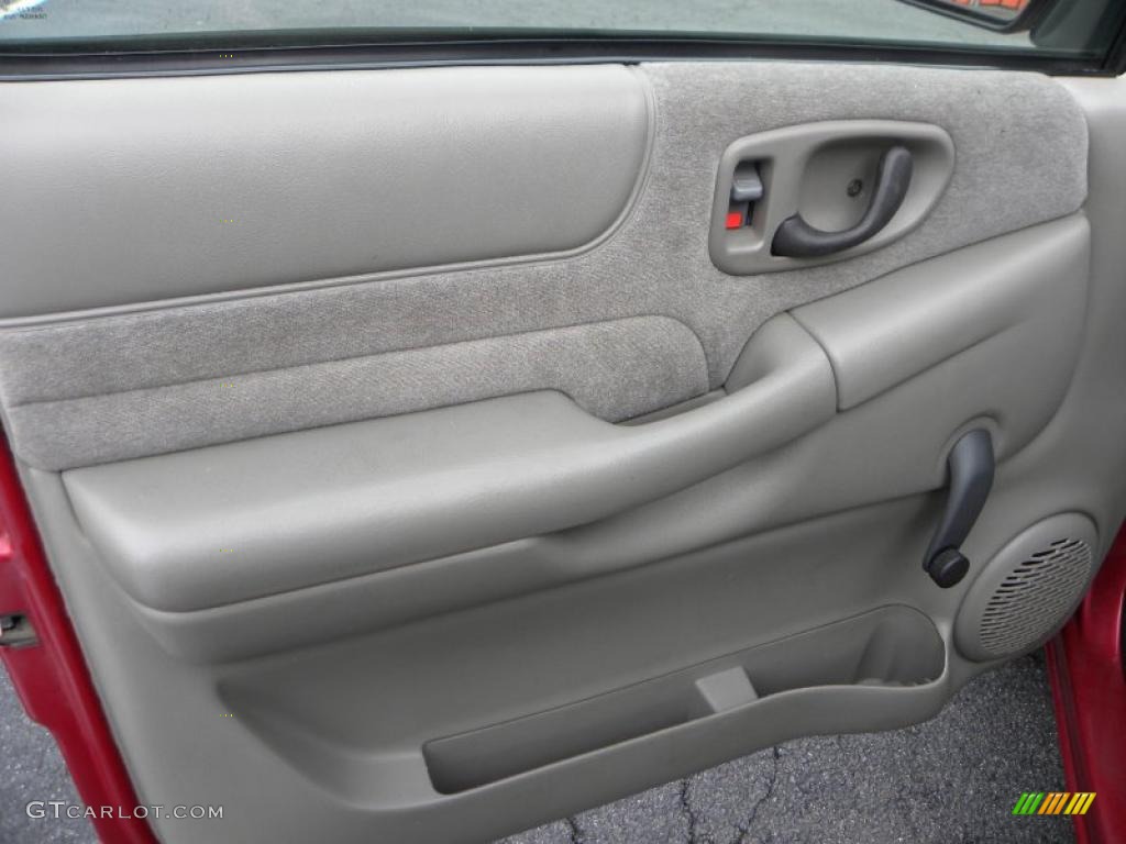 2002 Chevrolet S10 LS Extended Cab Graphite Door Panel Photo #38722635