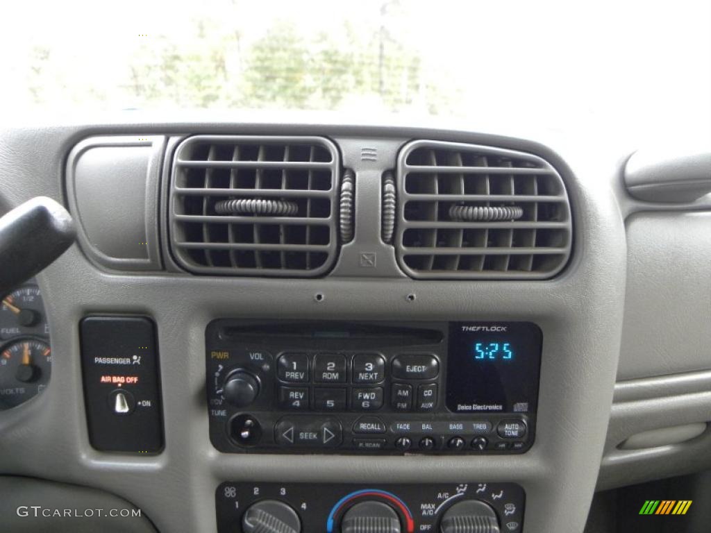 2002 Chevrolet S10 LS Extended Cab Controls Photo #38722667