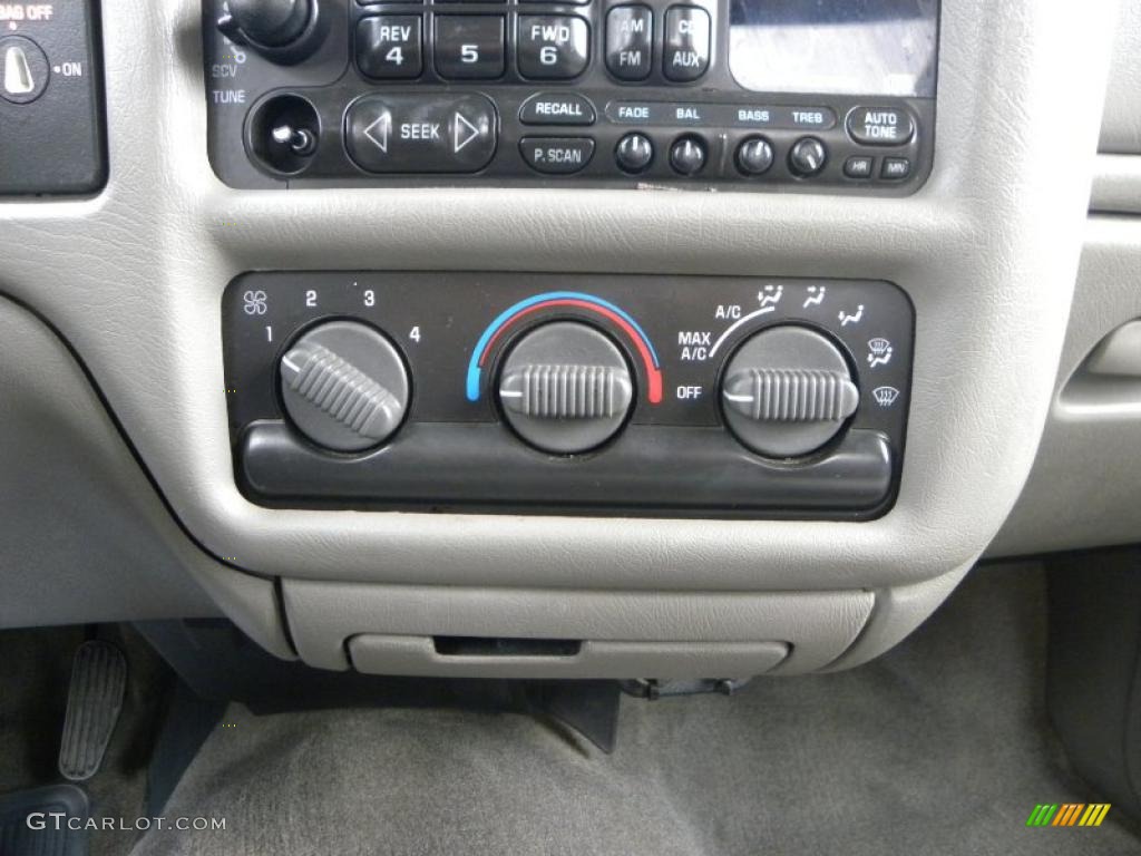 2002 Chevrolet S10 LS Extended Cab Controls Photo #38722671