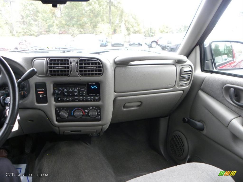 2002 Chevrolet S10 LS Extended Cab Controls Photo #38722688