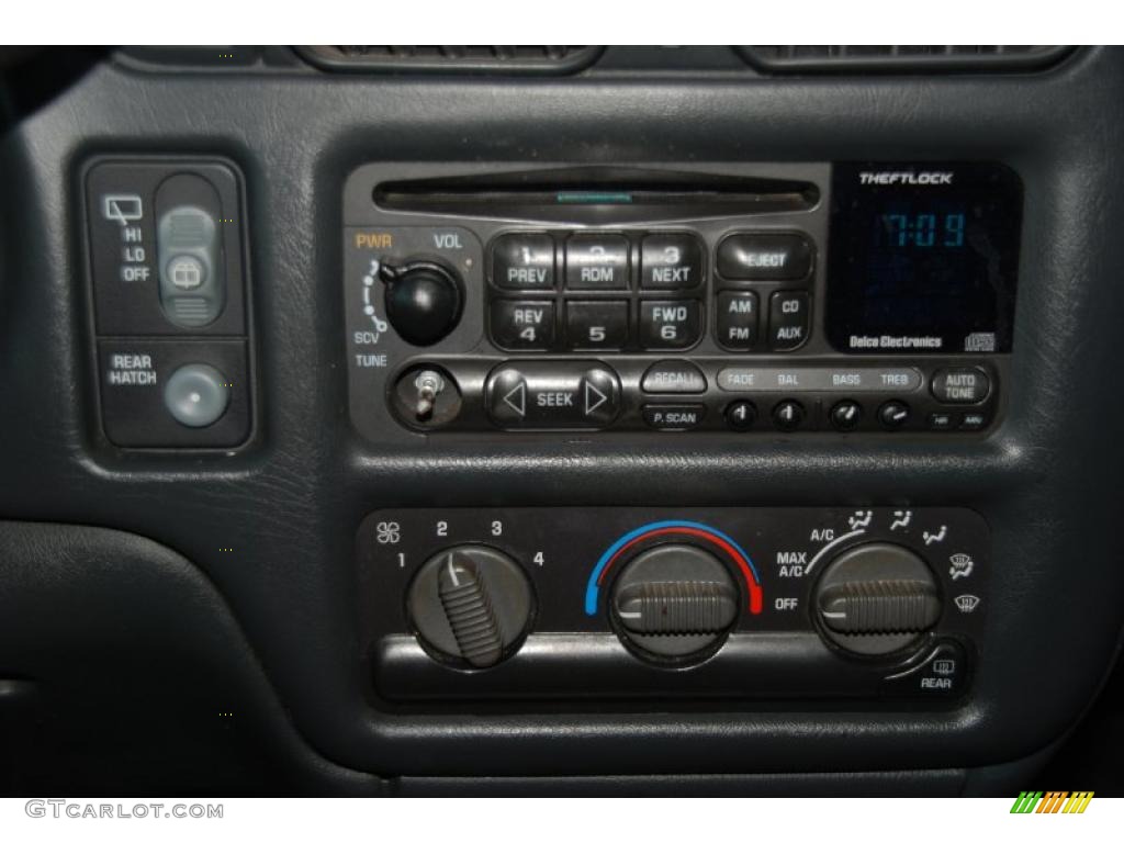 2000 Chevrolet Blazer LS Controls Photo #38722923