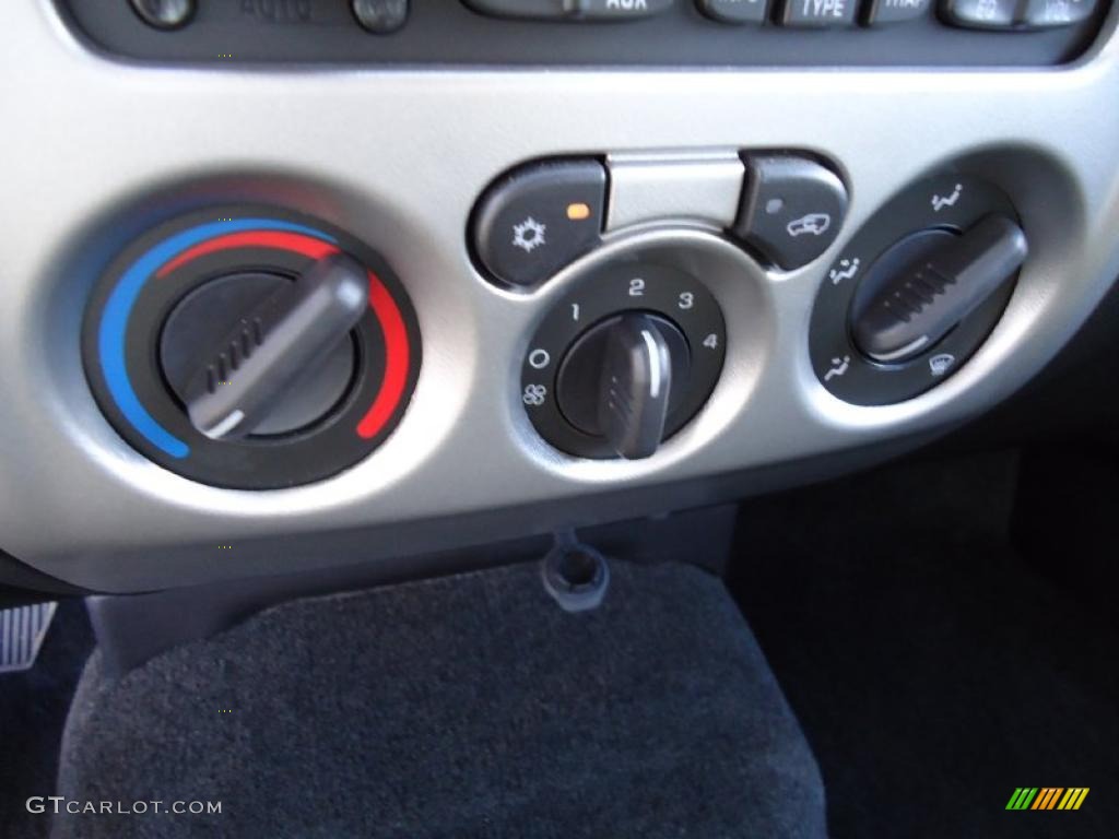 2009 GMC Canyon SLE Crew Cab Controls Photo #38724019