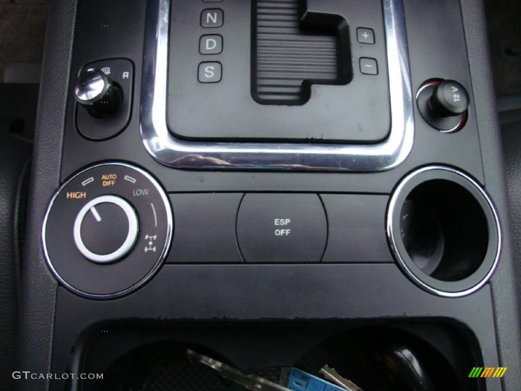 2004 Volkswagen Touareg V6 Controls Photo #38724103