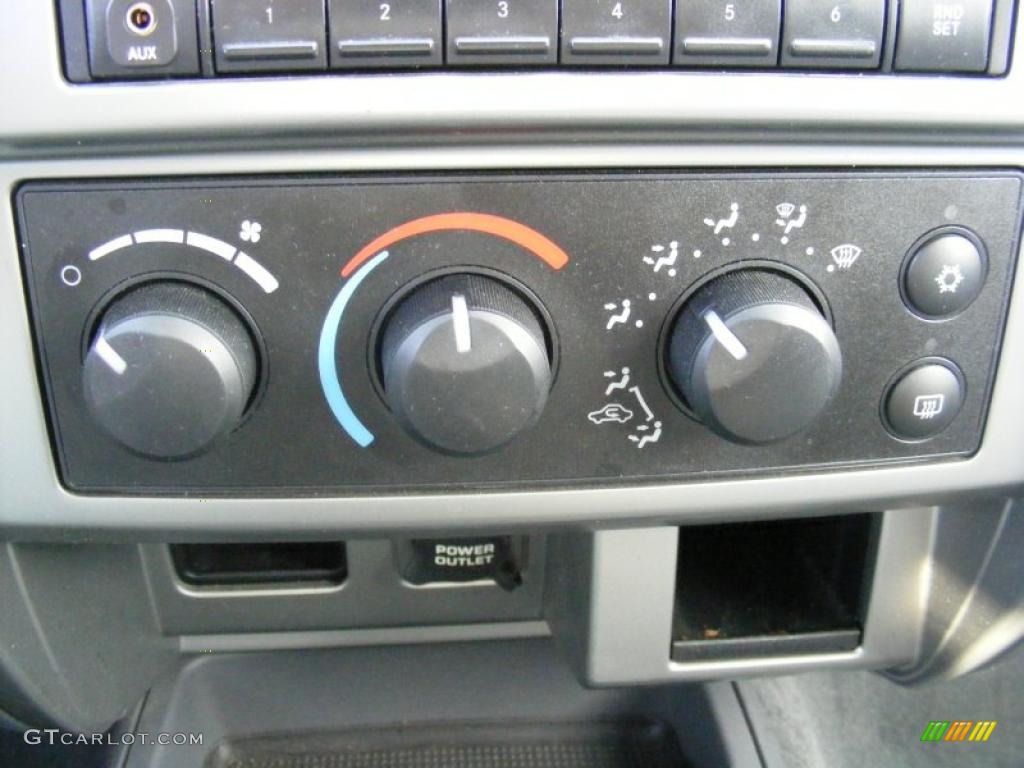 2007 Dodge Dakota SLT Quad Cab Controls Photo #38727875