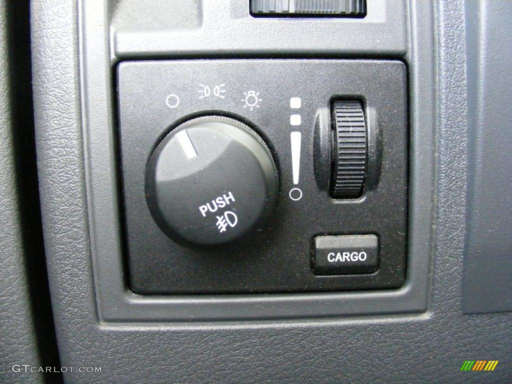 2007 Dodge Dakota SLT Quad Cab Controls Photo #38727911