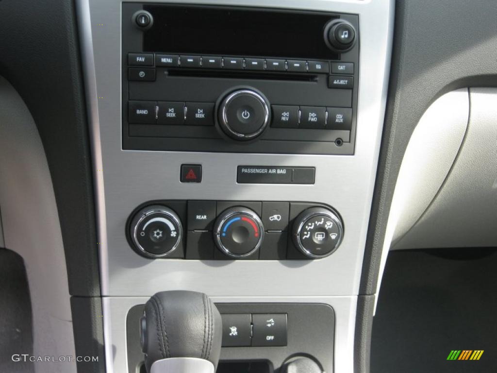 2011 GMC Acadia SLE Controls Photo #38728143