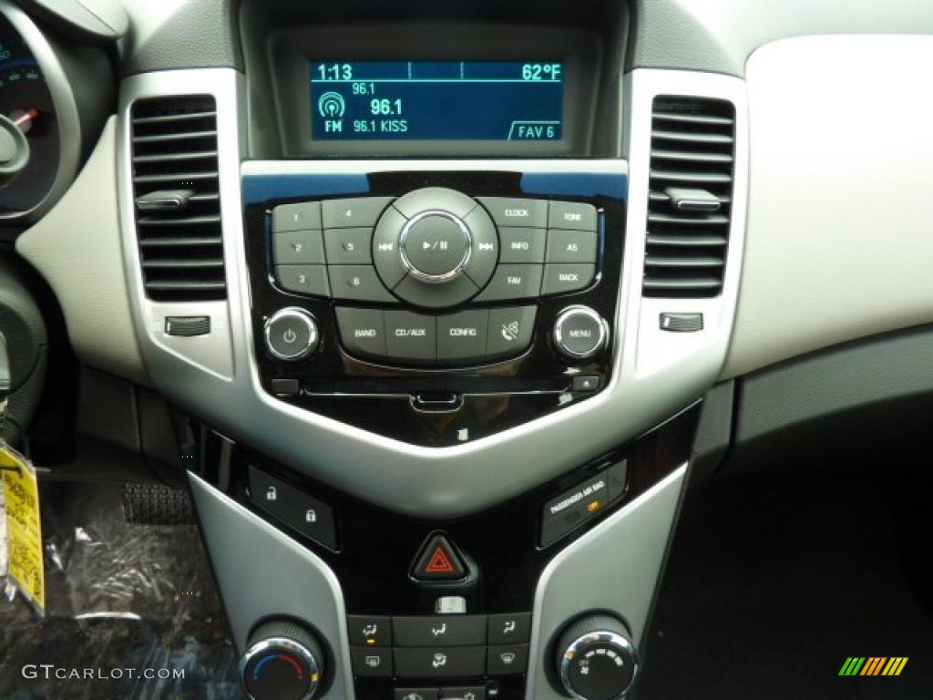 2011 Chevrolet Cruze LS Controls Photo #38728347