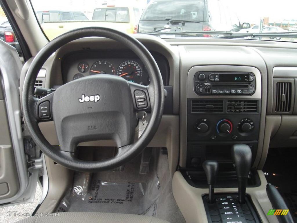 2004 Grand Cherokee Laredo 4x4 - Bright Silver Metallic / Dark Slate Gray photo #11