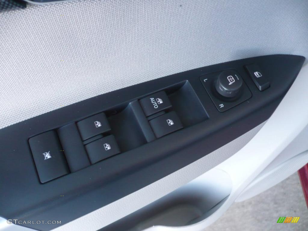 2010 VUE XR - Crystal Red Tintcoat / Gray photo #13