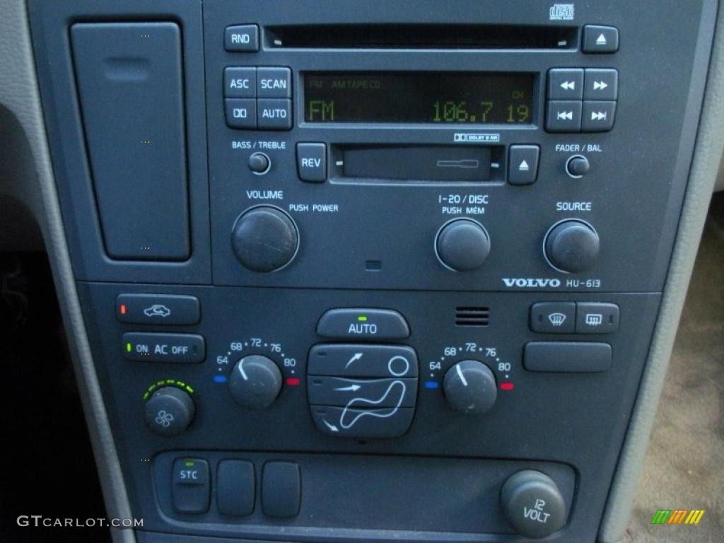 2001 Volvo V70 T5 Controls Photo #38742592