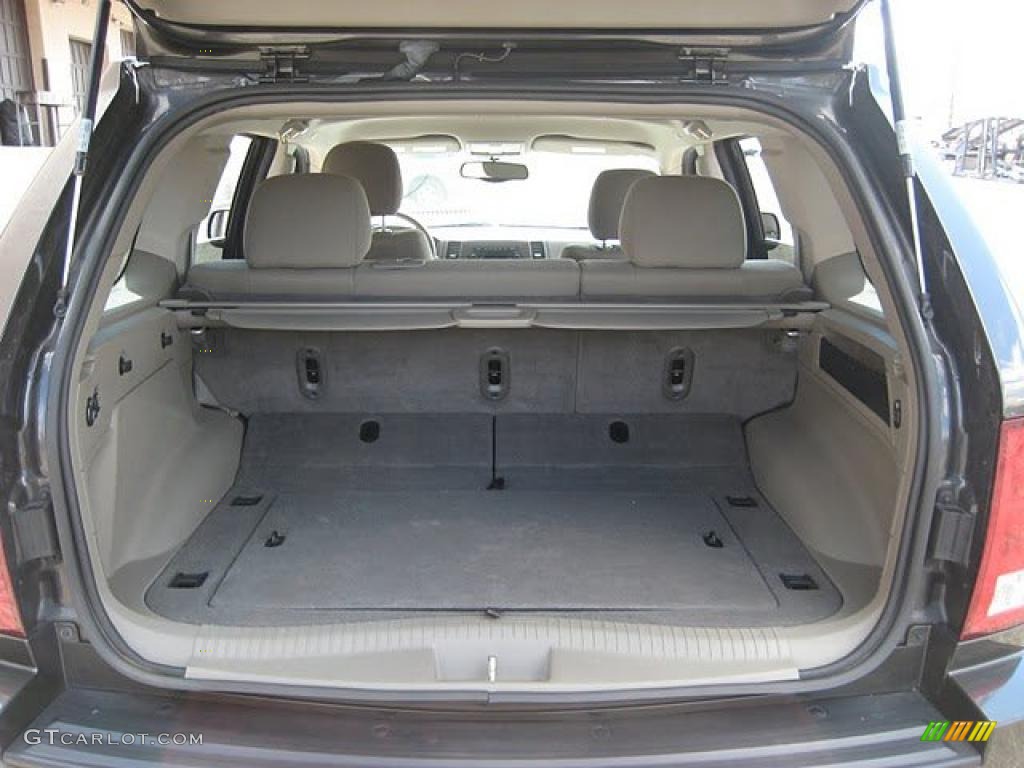 2005 Jeep Grand Cherokee Laredo 4x4 Trunk Photo #38750576