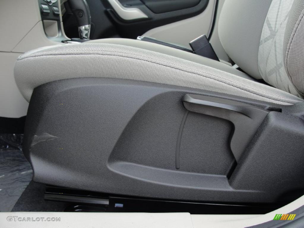 2011 Fiesta SE SFE Hatchback - Oxford White / Light Stone/Charcoal Black Cloth photo #23