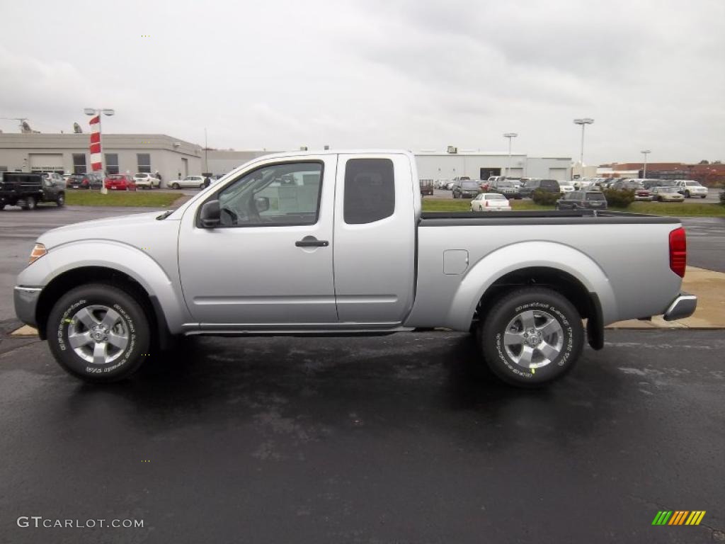 2011 Frontier SV V6 King Cab 4x4 - Radiant Silver Metallic / Graphite photo #1