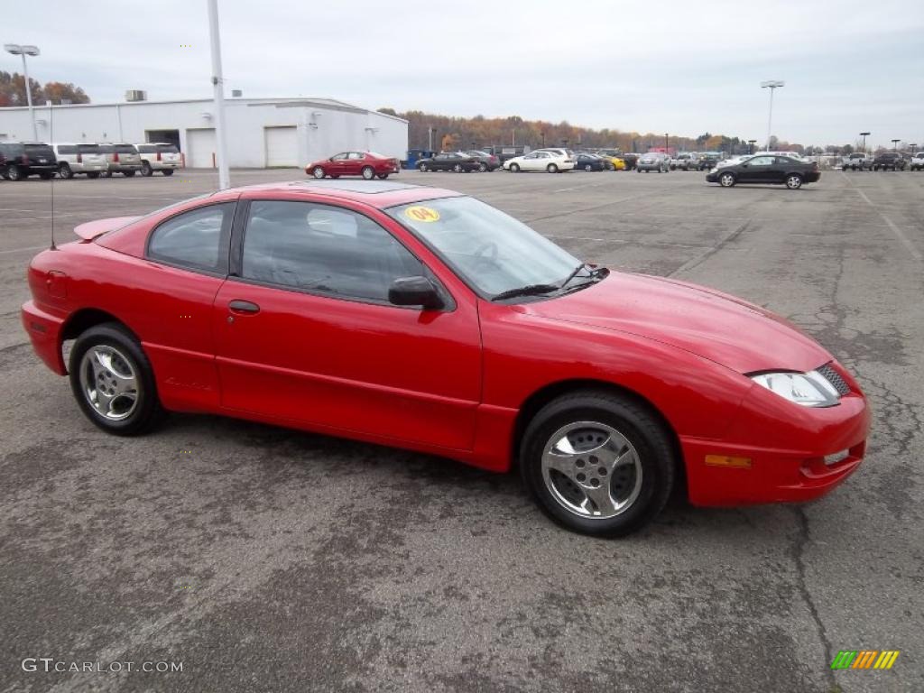 2004 Sunfire Coupe - Victory Red / Graphite photo #6