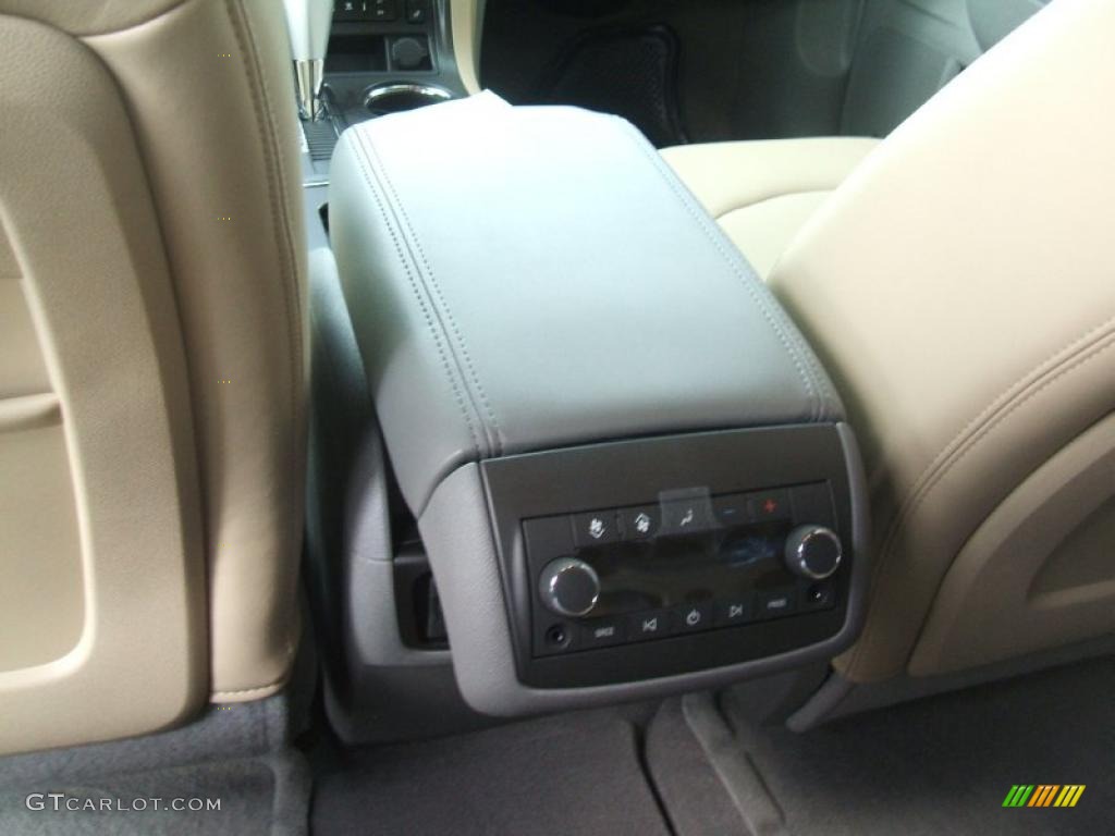 Cashmere/Dark Gray Interior 2011 Chevrolet Traverse LT Photo #38771766