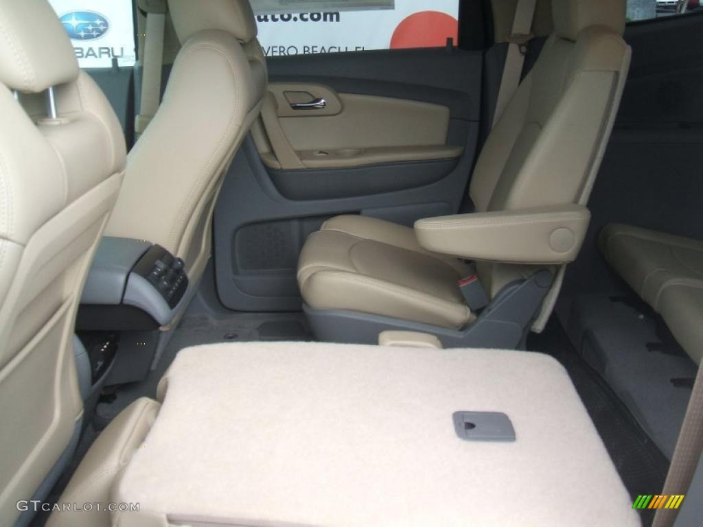 Cashmere/Dark Gray Interior 2011 Chevrolet Traverse LT Photo #38771806