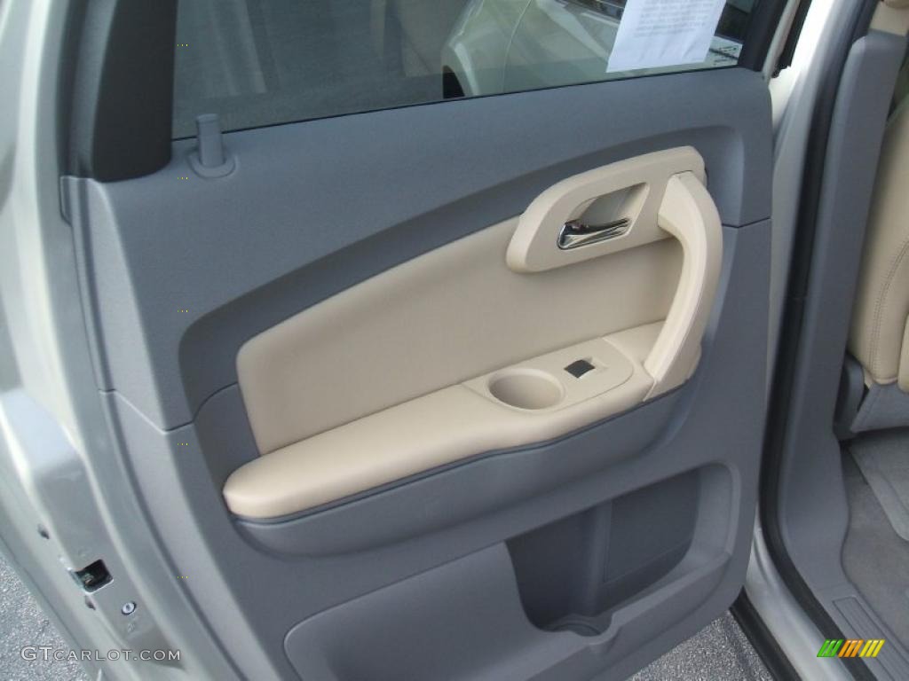 2011 Chevrolet Traverse LT Cashmere/Dark Gray Door Panel Photo #38771832